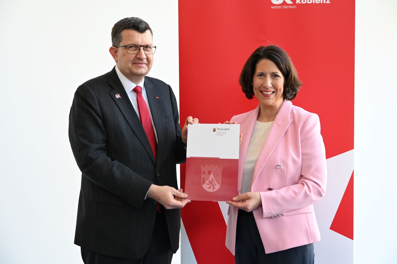 Universitätspräsident Prof. Dr. Stefan Wehner und Wirtschaftsministerin Daniela Schmitt mit dem Förderbescheid. Bild: Universität Koblenz / Felix Schlief