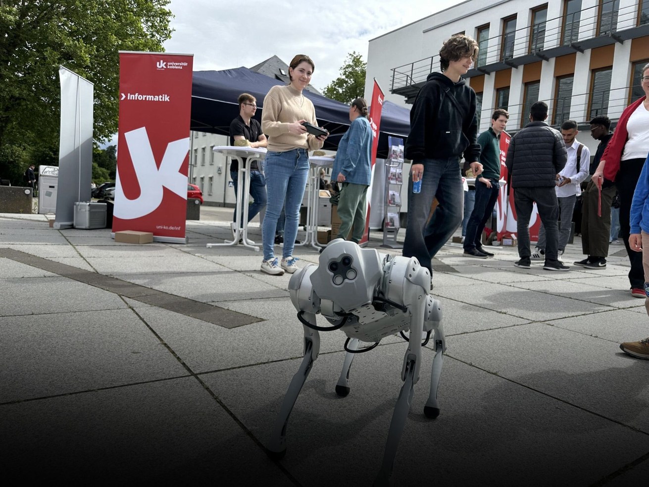 Impressionen vom Uni Erlebnistag 2024: Robo-Dog auf dem Mikadoplatz.(Bild: IKaruS)