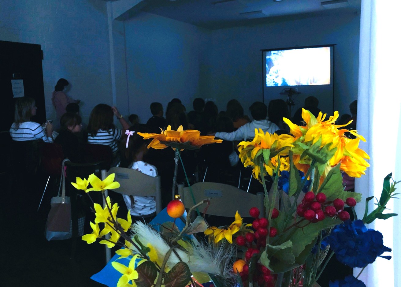 Beim gemeinsamen Sehen eines Filmes werden die Begegnungen fortgesetzt. Bild: Universität Koblenz / Dr. Eckhard Braun