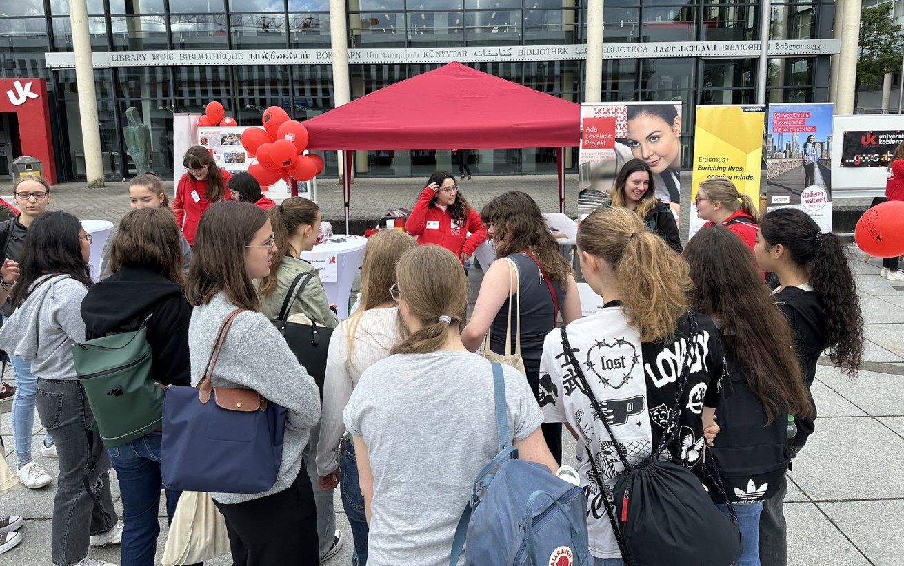 An zahlreichen Infoständen auf dem Campus und in den einzelnen Gebäuden konnten sich die Studieninteressierten über die Angebote der Universität informieren. Bild: Universität Koblenz