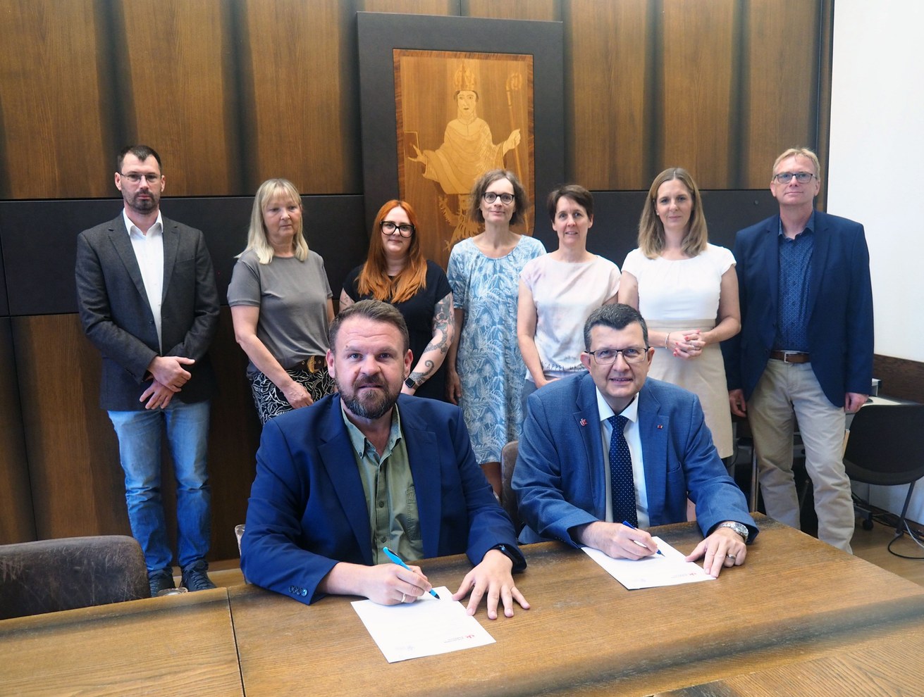 Bürgermeister Christoph Mohr (links) und Universitätspräsident Prof. Dr. Stefan Wehner bei der Unterzeichnung der Rahmenkooperationsvereinbarung zwischen der Stadt Bendorf und der Universität Koblenz. Im Hintergrund (v. l. n. r.): Dr. Jan Fleischhauer, Prof. Dr. Almuth Sax, Nina Kelle-Gilles, M. A. und Prof. Dr. Wiebke Waburg, alle von der Universität Koblenz, Claudia Braun, Koordinatorin der Kooperation für die Stadt Bendorf, Dr. Miriam Voigt, Referat Transfer der Universität Koblenz, Werner Prümm, Fachbereichsleiter Stadtentwicklung, Bauen, Wirtschaft, Kultur der Stadt Bendorf. Bild: Stadt Bendorf / Theresa Artzdorf