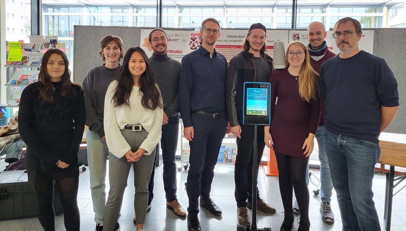 Auf dem Bild von links nach rechts: Lena Stecher, Thalia Stuhldreher, Benchi Chanpocha (Hilfskräfte ViKoKo), Leonard Puderbach, Jun.-Prof. Dr. Fabian Wolff, Sergei Pachtchenko, Yvonne Werle, Martin Laun und Dominik Weis. Bild: Universität Koblenz