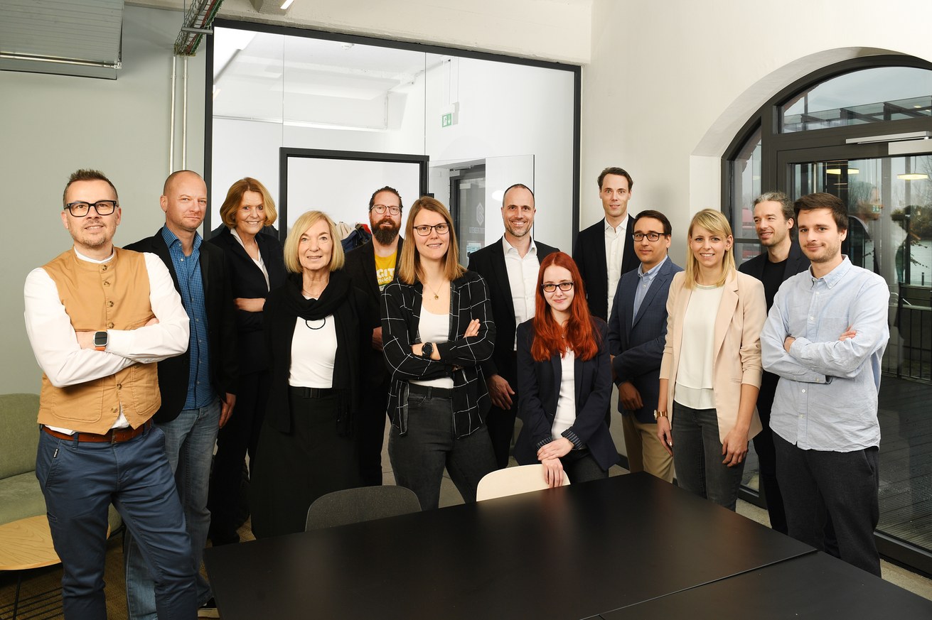 V.l.n.r.: Prof. Dr. Thomas Klauer, Prof. Dr. Patrick Delfmann, Prof. Dr. Anett Mehler-Bicher, Prof. Dr. Susanne Weissman, Prof. Dr. Sven Pagel, Janine Buchholz, Minister Clemens Hoch, Jessica Buchner, Prof. Dr. Tobias Walter, Jonas Blatt, Jana Feiler, Prof. Dr. Peer Neubert, Flavio Horbach. Bild: Carsten Costard