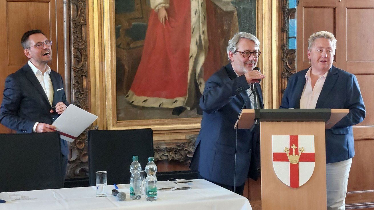 Oberbürgermeister David Langner, Dr. Eckhard Braun und Bürgermeisterin Ulrike Mohrs während des Festakts im Historischen Rathaussaal. Bild: Universität Koblenz / Jasmin Brötz