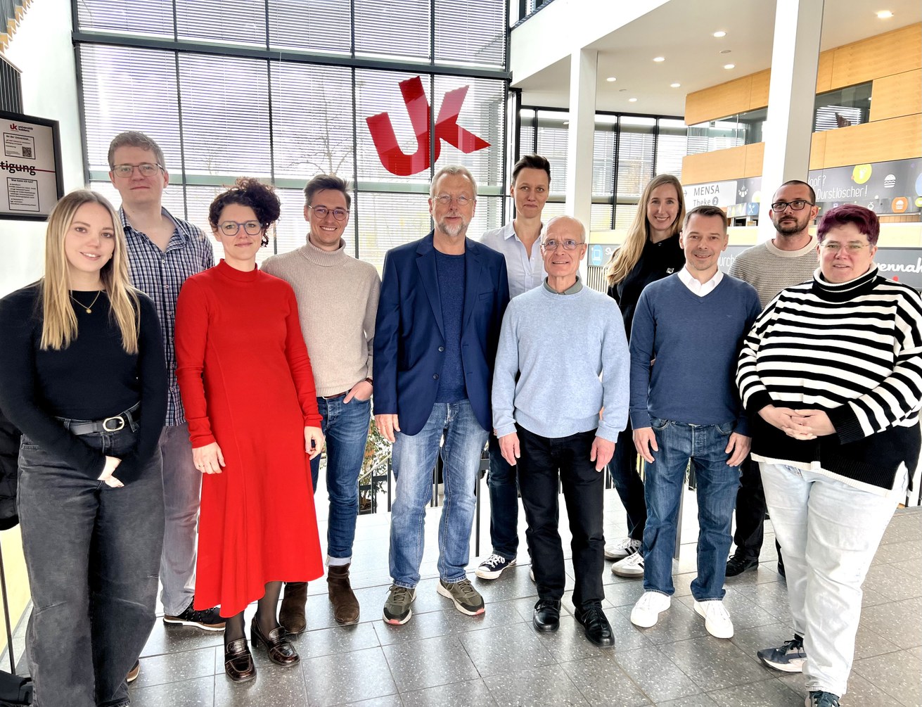 Teilnehmer*innen der zweitägigen Promovend*innen-Konferenz Pflegewissenschaft an der Universität Koblenz unter Leitung von Prof. Dr. Frank Weidner (5. v. l.) und Dr. Miriam Läpple (3. v. l.). Doktorand Markus Ungar-Hermann (3. v. r.) hat mit seiner Dissertation zur Pflege in strukturschwachen Regionen das erste Promotionsverfahren im Fach Pflegewissenschaft an der Universität Koblenz eröffnet. Bild: Universität Koblenz / Kathrin Pyrasch