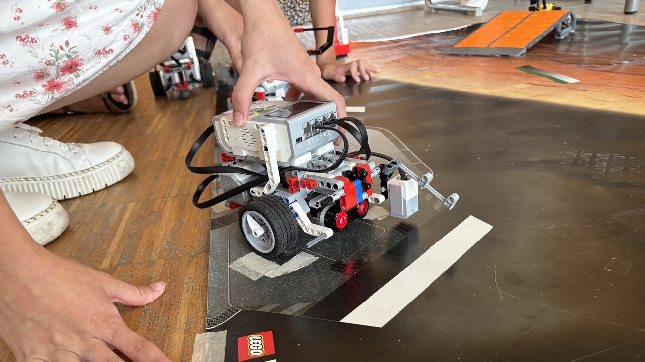 Spannende Einblicke in die Welt der Informatik: Mit Lego-Robotern entwickelten die Teilnehmerinnen des RobertaLab-Feriencamps Programme, um simulierte Aufgaben auf dem Mars zu lösen. Bild: Sophie Jungbluth