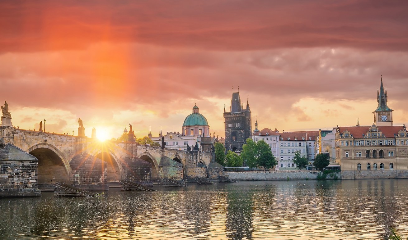 Die Prager Karlsbrücke: Tschechische und deutsche Autor*innen begegnen sich bei der Veranstaltung „Die Seele des Nebels. Gedichte aus Tschechien“. Bild: Colourbox