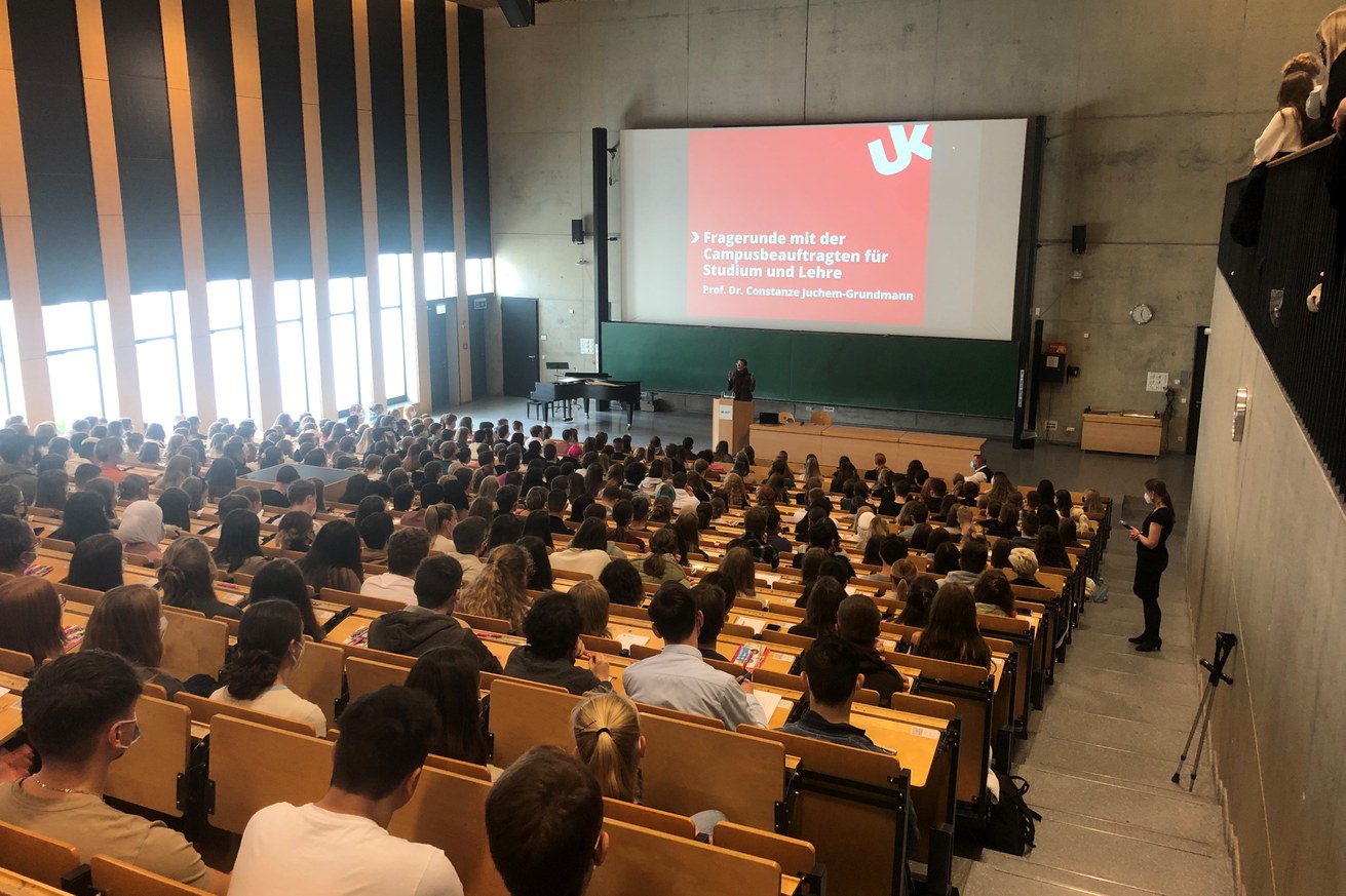 In einer Fragerunde stand die Campusbeauftragte für Studium und Lehre, Prof. Dr. Constanze Juchem-Grundmann (vorne am Pult) den Erstsemestern im Audimax der Universität in Koblenz Rede und Antwort. Bild: Universität Koblenz-Landau / Anette Neder