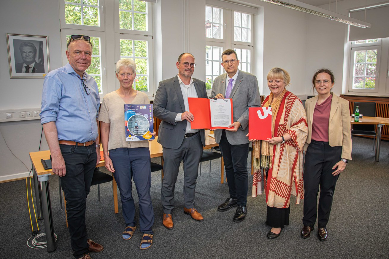 Memorandum of Understanding zur Kooperation der Universität und vhs in Koblenz: (v.l.) Prof. Dr. Dr. h. c. Stefan Neuhaus, Dekan des Fachbereichs Philologie und Kulturwissenschaften, Nicole Kuprian, Leiterin der vhs, Ingo Schneider, Dezernent für Bildung und Kultur der Stadt, Prof. Dr. Stefan Wehner, Präsident der Universität, Prof. Dr. Nicole Hoffmann, Professorin an der Universität und Vorstandsmitglied des Fördervereins der vhs, Jasmin Brötz, Transferbeauftragte des Fachbereichs an der Uni Koblenz. (Foto: Andreas Egenolf/Stadt Koblenz)