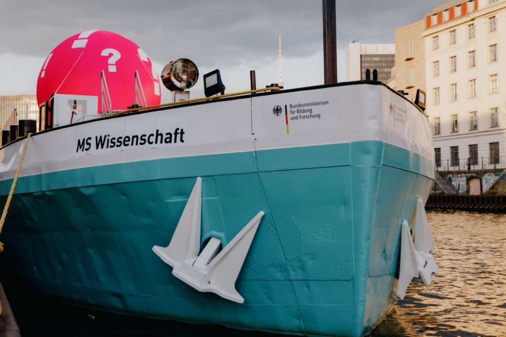 Die MS Wissenschaft besucht im Wissenschaftsjahr 2022 mehr als 30 Städte in Deutschland. Bild: Ilja C. Hendel/Wissenschaft im Dialog, CC BY-SA 4.0