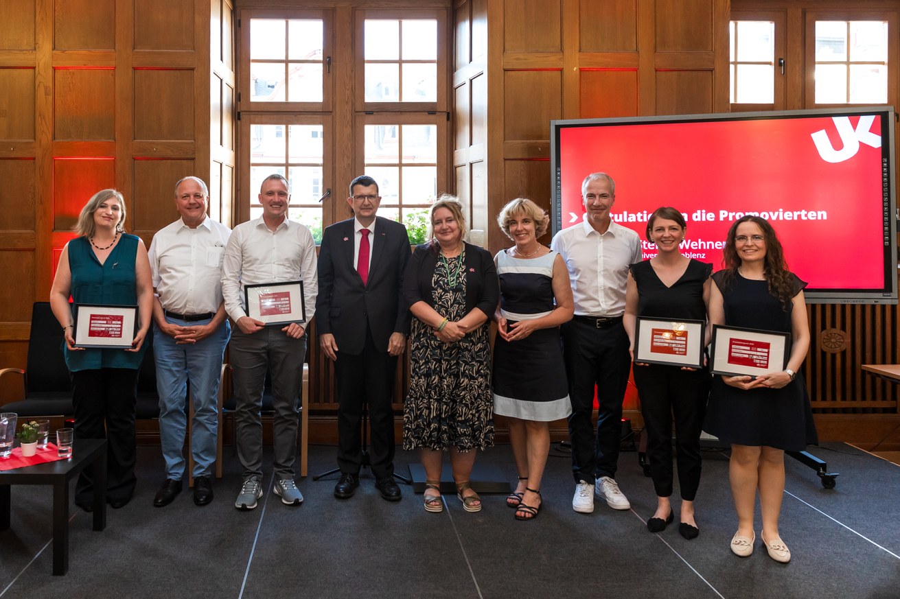 Die Universität Koblenz verleiht vier Promotionspreise v.l.n.r.: Dr. Katharina Großer, Werner Höffling, Dr. Finnian Freeling, Prof. Dr. Stefan Wehner, Prof. Dr. Claudia Quaiser-Pohl, Dr. Dagmar Kranz, Tim Schwarzburg, Dr. Lena Maria Friedrich und Dr. Jasmin Brötz. Bild: Universität Koblenz / Teresa Schardt