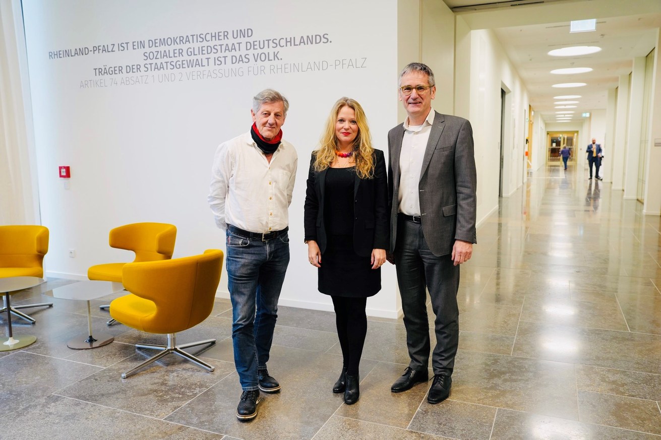 Der Präsident des rheinland-pfälzischen Landtags Hendrik Hering (re.),Projektleiterin Dr. Inka Engel von der Universität Koblenz und Projektverantwortlicher Peter-Erwin Jansen M. A. von der Hochschule Koblenz starten eine spannende Kooperation. Bild: Landtag Rheinland-Pfalz / Hannah Walker