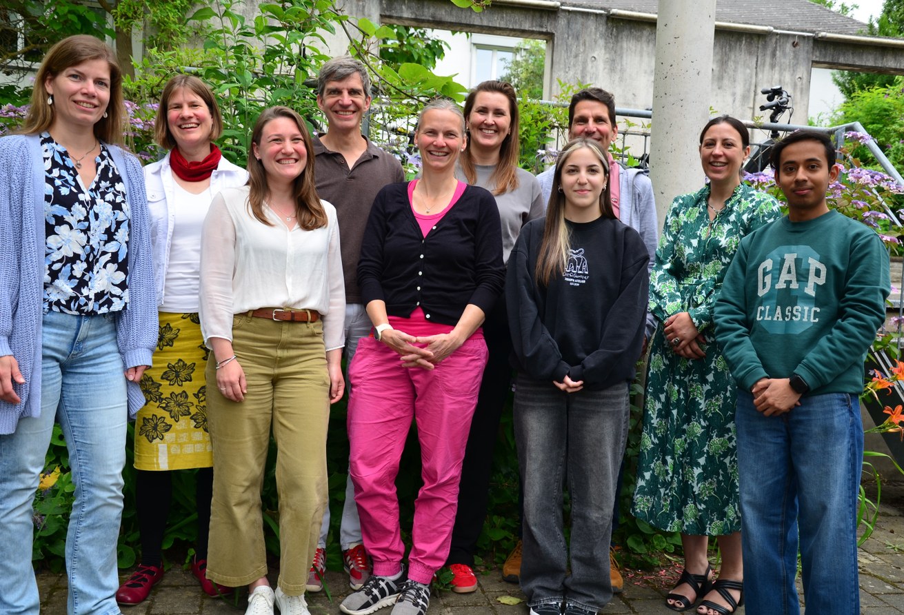 Die Projektteams der beiden neuen Nachhaltigkeitsprojekte „ChallengeYoUK“ und „Transform:uk“. V.l.n.r.: Barbara Sterzenbach, Dr. Svenja Brockmüller, Angela Beckmann-Wübbelt, Prof. Dr. Henning Pätzold, Prof.in Dr. Lydia Kater-Wettstädt, Prof. Dr. Finja Grospietsch , Nina Geitlinger, Prof. Dr. Martin Bracke, Prof. Dr. Raphaëlle Beecroft, Prayag Jyoti Baruah. Bild: Universität Koblenz