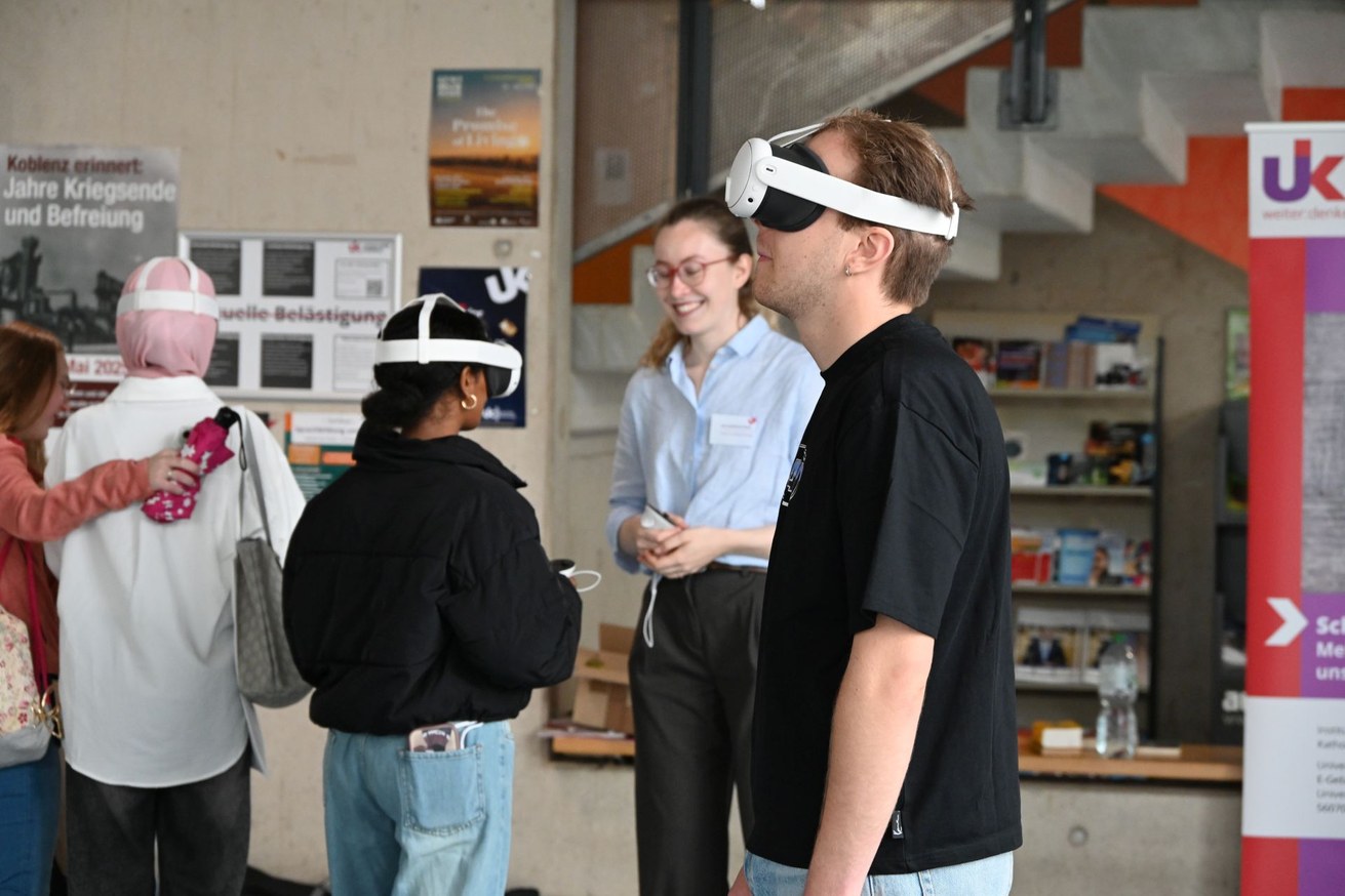 Bild: uk / VR-Brille im Einsatz beim Institut für katholische Theologie.