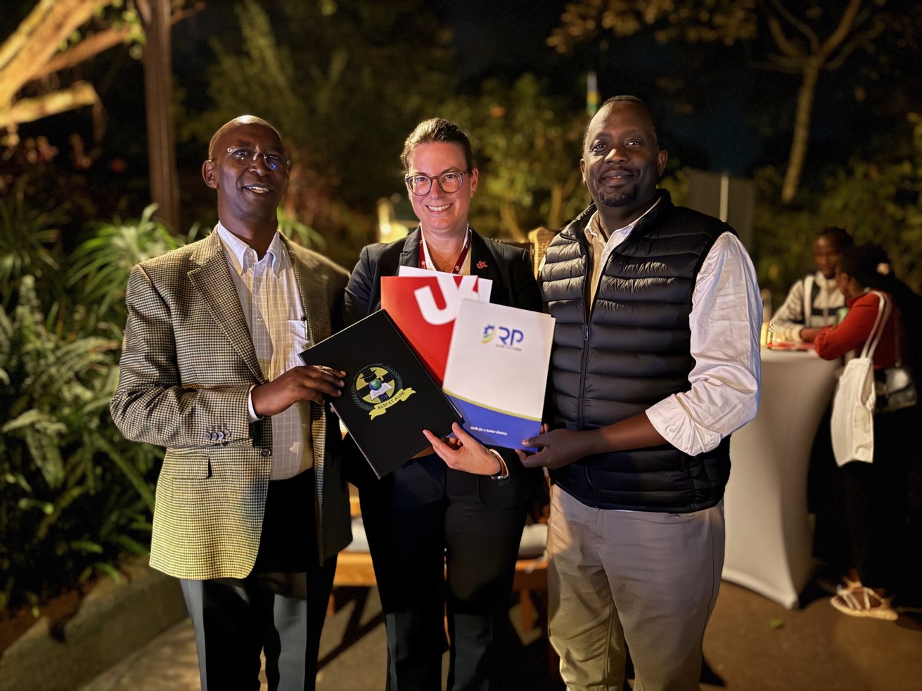 Prof. Dr. Constanze Juchem-Grundmann, Vizepräsidentin für Studium und Lehre, mit Richard Nasasira (re., Principal Kitabi College der Rwanda Polytechnic)  und Fr. Dr. Laurent Ntaganda (Vice Chancellor, Catholic University of Rwanda). Bild: Christoph Asche