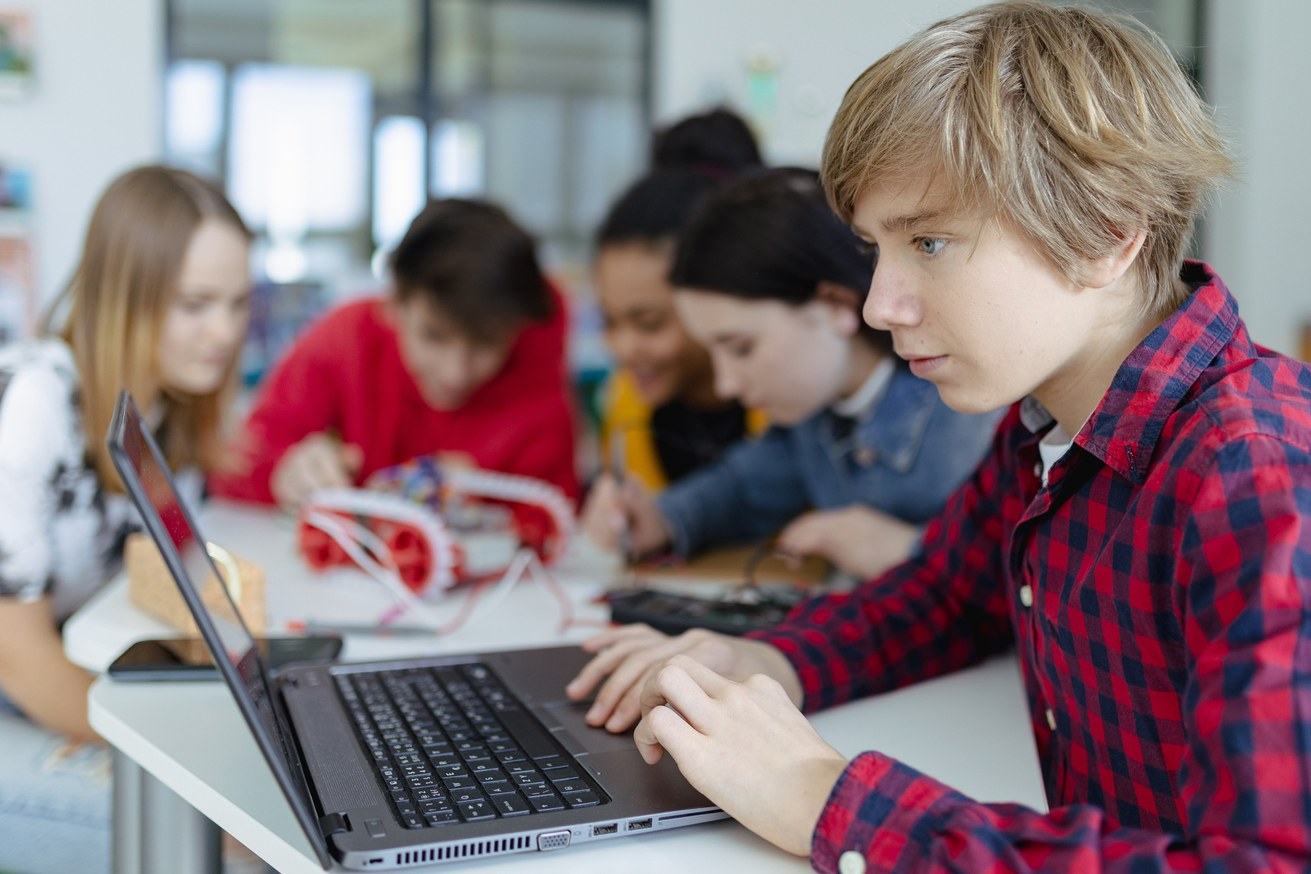 Mit Kindern spannende Projekte bearbeiten im Rahmen der Kinder-Technik-Ferien-Camps. Bild: Colourbox
