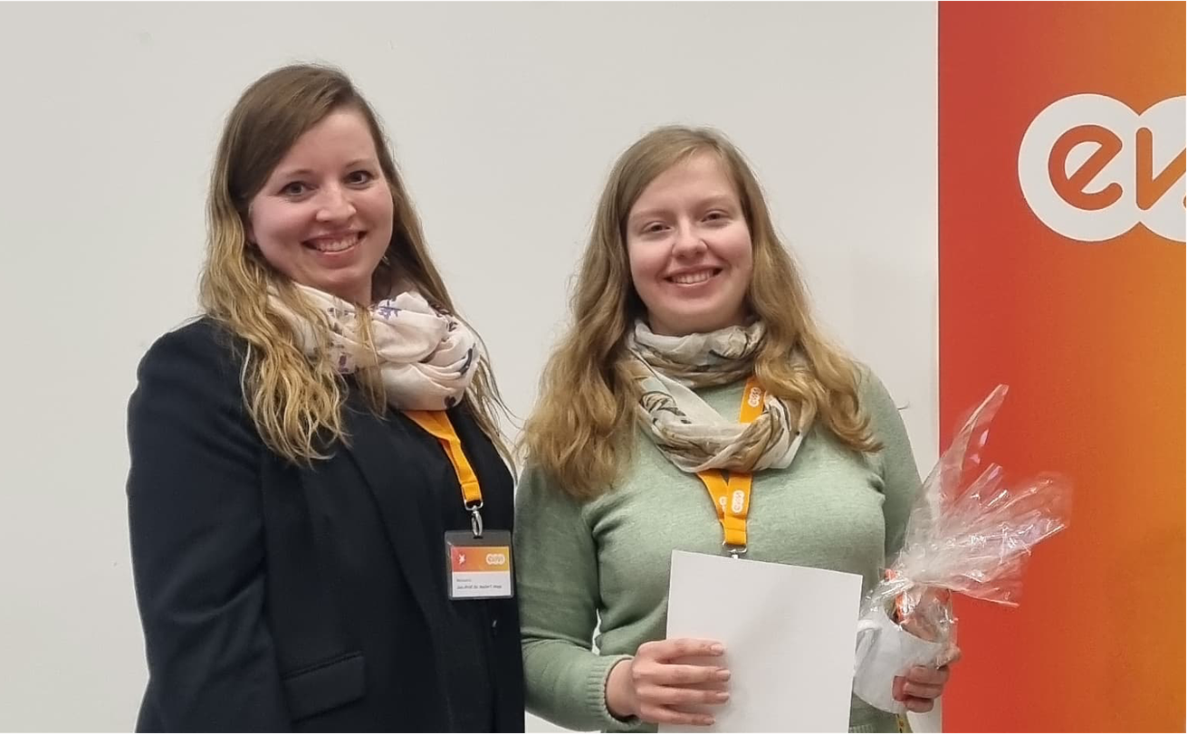 JProf. Dr. Marie-T. Hopp und Jule Hümmerich bei der Übergabe des Life-Science-Forschungspreises im Rahmen der Siegerehrung beim Regionalwettbewerb Jugend forscht in Koblenz. Bild: Universität Koblenz / Lorena Kröner