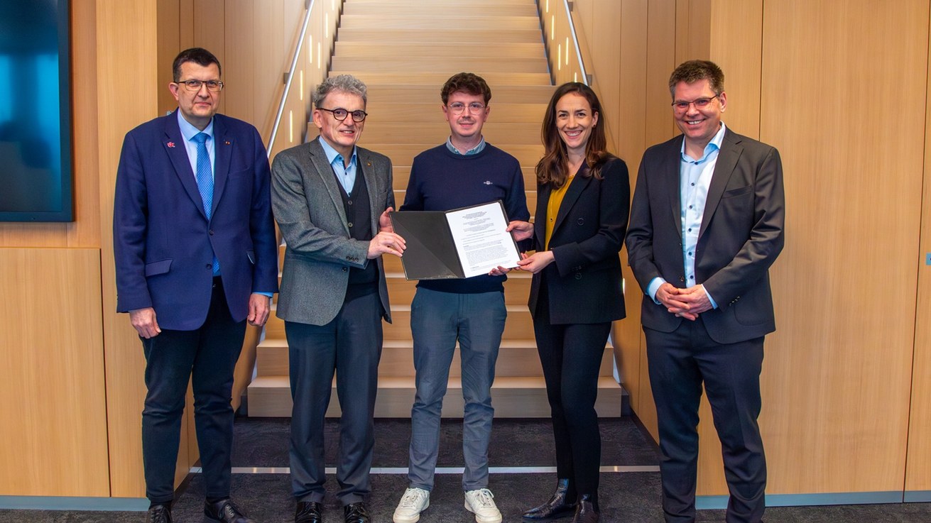 Mit einem gemeinsamen Promotionsprojekt im Bereich „Data Intelligence“ starten die Universität Koblenz und die Debeka erstmals eine dual angelegte Doktorandenstelle. Foto: Andreas Hammer