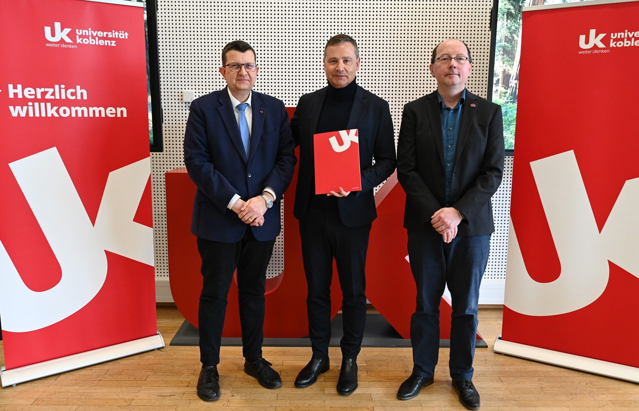 Universitätspräsident Prof. Dr. Stefan Wehner (li.) und Prof. Dr. Ralf Lämmel (re.), Dekan des Fachbereichs 4: Informatik, freuen sich über die künftige Zusammenarbeit mit Werner Weiss, CEO von Insiders Technologies. Bild: Universität Koblenz/Christoph Asche