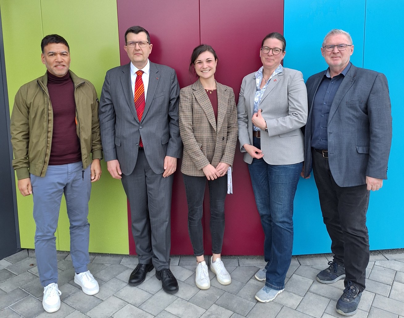 V.l.n.r.: Tyrone Winbush (Stv. Vorstandsvorsitzender der LEPPER Stiftung e.S.), Prof. Dr. Stefan Wehner, (Präsident der Universität Koblenz), Katharina Göbel (Fachbereichskoordinatorin Naturwissenschaften an der Junior Uni Daun), Prof. Dr. Constanze Juchem-Grundmann (Vizepräsidentin für Studium und Lehre der Universität Koblenz), Prof. Dr. Helmut Willems (Direktor Junior Uni Daun). Bild: Junior Uni Daun