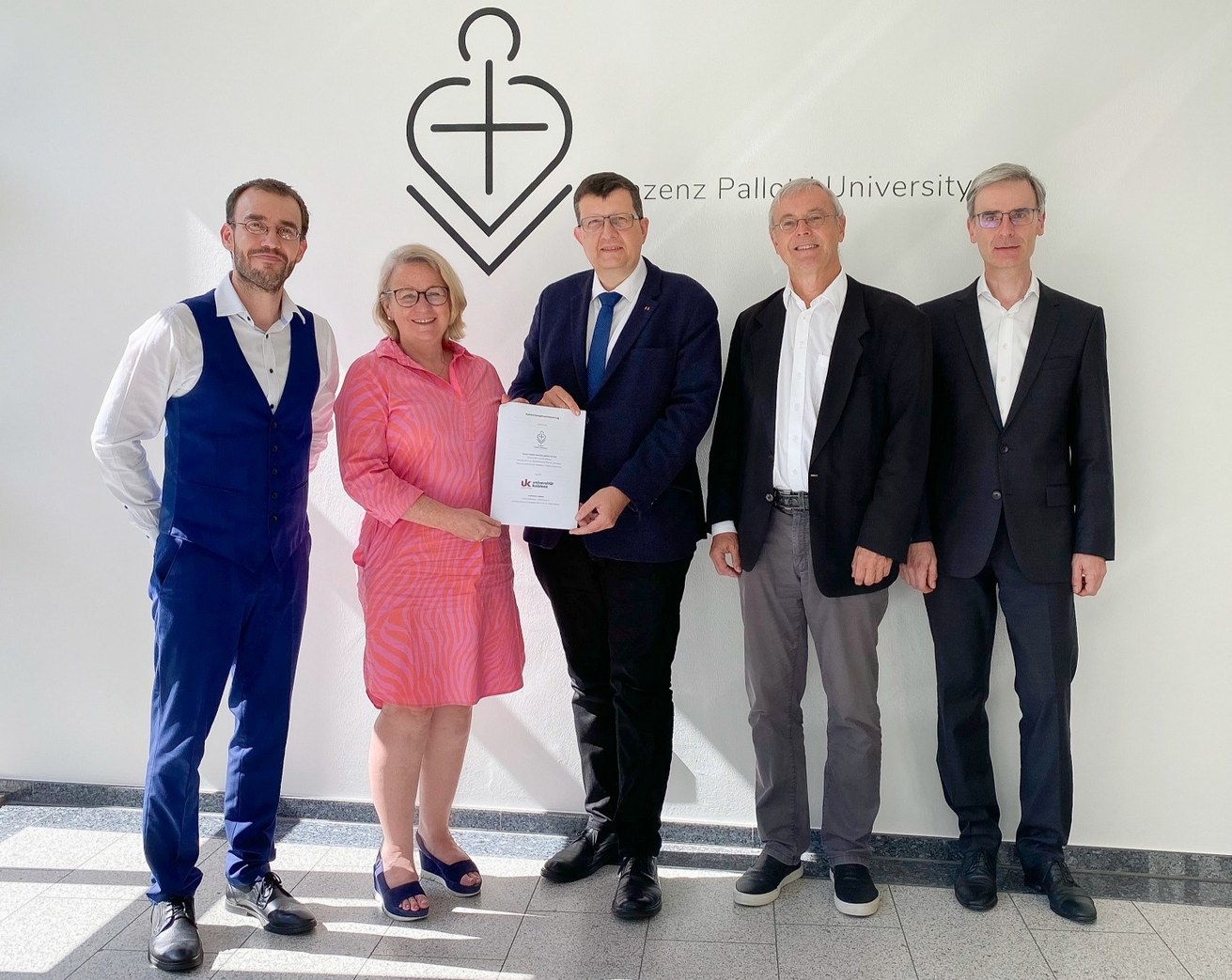 Prof. Dr. Ingo Proft, Dekan der Fakultät Theologie der Vinzenz Pallotti University, Prof. Dr. Julia Sander, Geschäftsführerin der Vinzenz Pallotti University, Prof. Dr. Stefan Wehner, Präsident der Universität Koblenz, P. Helmut Scharler SAC, Pallottinischer Delegat der Vinzenz Pallotti University, und Prof. Dr. Rainer Schwindt, Geschäftsführender Leiter des Instituts für Katholische Theologie der Universität Koblenz, mit dem unterzeichneten Vertrag (v.l.n.r.). Foto: Vinzenz Pallotti University