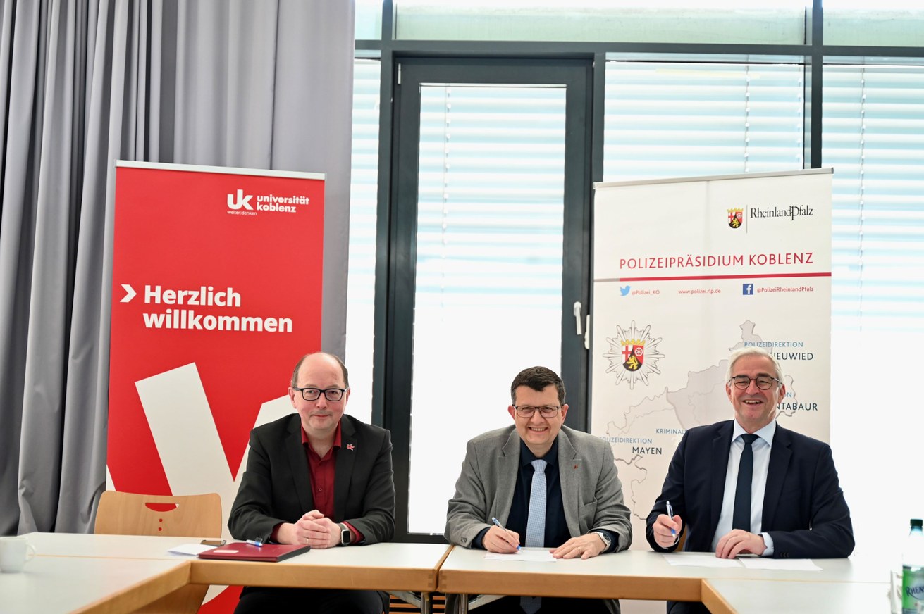 V. l. n. r.: Prof. Dr. Ralf Lämmel, Universitätspräsident Prof. Dr. Stefan Wehner und Polizeipräsident Jürgen Süs bei der Vertragsunterzeichnung. Bild: Universität Koblenz / Gülsah Alkaya-Saunders
