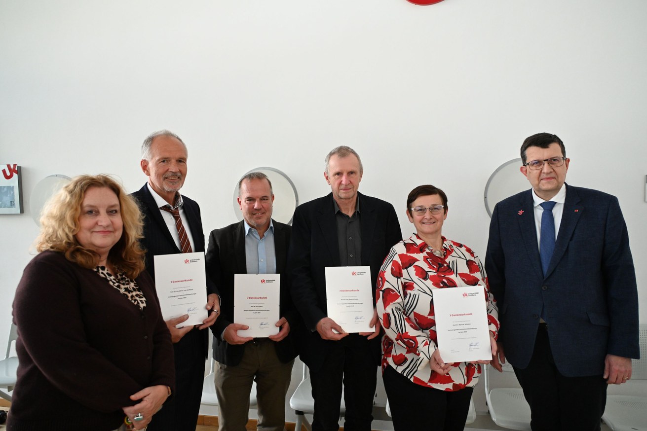 V. l. n. r.: Vizepräsidentin für Forschung und Transfer Prof. Dr. Claudia Quaiser-Pohl, Prof. Dr. Harald von Korflesch, Prof. Dr. Jan Jürjens, Prof. Dr. Dietrich Paulus, Prof. Dr. Maria A. Wimmer und Präsident Prof. Dr. Stefan Wehner. Bild: Universität Koblenz / Sebastian Heinz