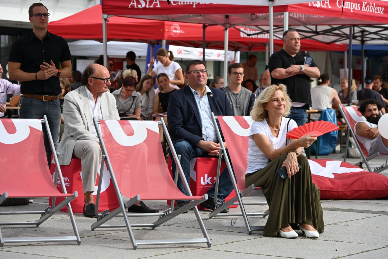 Bestes Wetter, entspannte Stimmung und spannende Speed Science-Vorträge bei der Nacht der Forschung an der Universität Koblenz. Bild: Universität Koblenz / Referat Kommunikation
