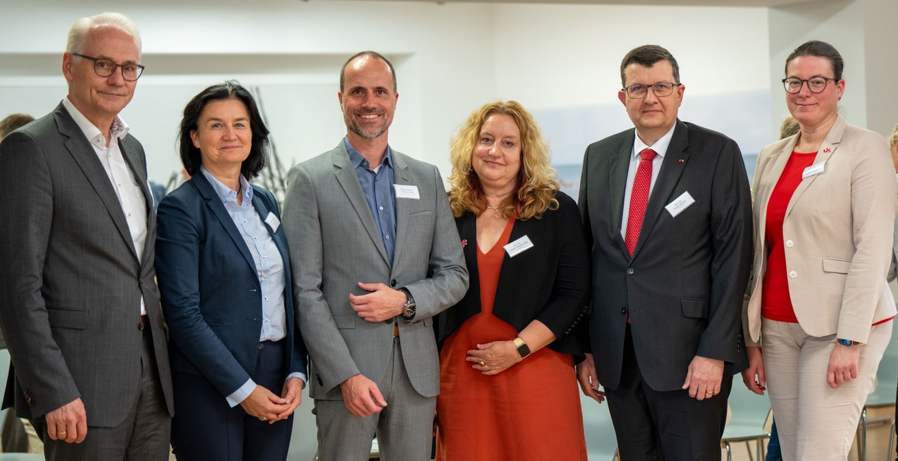 V.l.n.r.: Prof. Dr. Karl Stoffel (Präsident der Hochschule Koblenz), Prof. Dr. Antje Liersch (Vizepräsidentin der Hochschule Koblenz), Clemens Hoch (Minister für Wissenschaft und Gesundheit), Prof. Dr. Claudia Quaiser-Pohl (Vizepräsidentin für Forschung und Transfer der Universität Koblenz), Prof. Dr. Stefan Wehner (Präsident der Universität Koblenz), Prof. Dr. Constanze Juchem-Grundmann (Vizepräsidentin für Studium und Lehre der Universität Koblenz). Bild: Hochschule Koblenz/René Dünnes