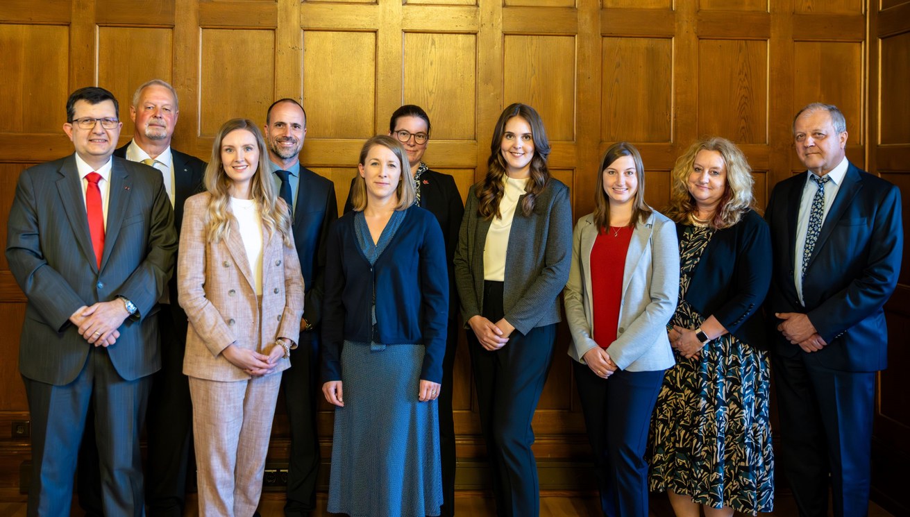 V.l.n.r.: Prof. Dr. Stefan Wehner (Präsident der Universität Koblenz), Prof. Dr. Dr. h.c. Quirmbach (Promotionsbetreuung FB 3), Dr. Lea-Christin Wickord (Preisträgerin FB 1), Clemens Hoch (Minister für Wissenschaft und Gesundheit), Dr. Sarah Wunderlich (Preisträgerin FB 2), Prof. Dr. Constanze Juchem-Grundmann (Promotionsbetreuung FB 2 und Vizepräsidentin für Studium und Lehre), Dr. Julia Doll und Dr. Jeanine Kirchner-Krath (Preisträgerinnen FB 3 und FB 4), Prof. Dr. Claudia Quaiser-Pohl (Promotionsbetreuung FB 1 und Vizepräsidentin für Forschung und Transfer), Werner Höffling (Stiftung und Freundeskreis Universität in Koblenz). Bild: Leonard Katz