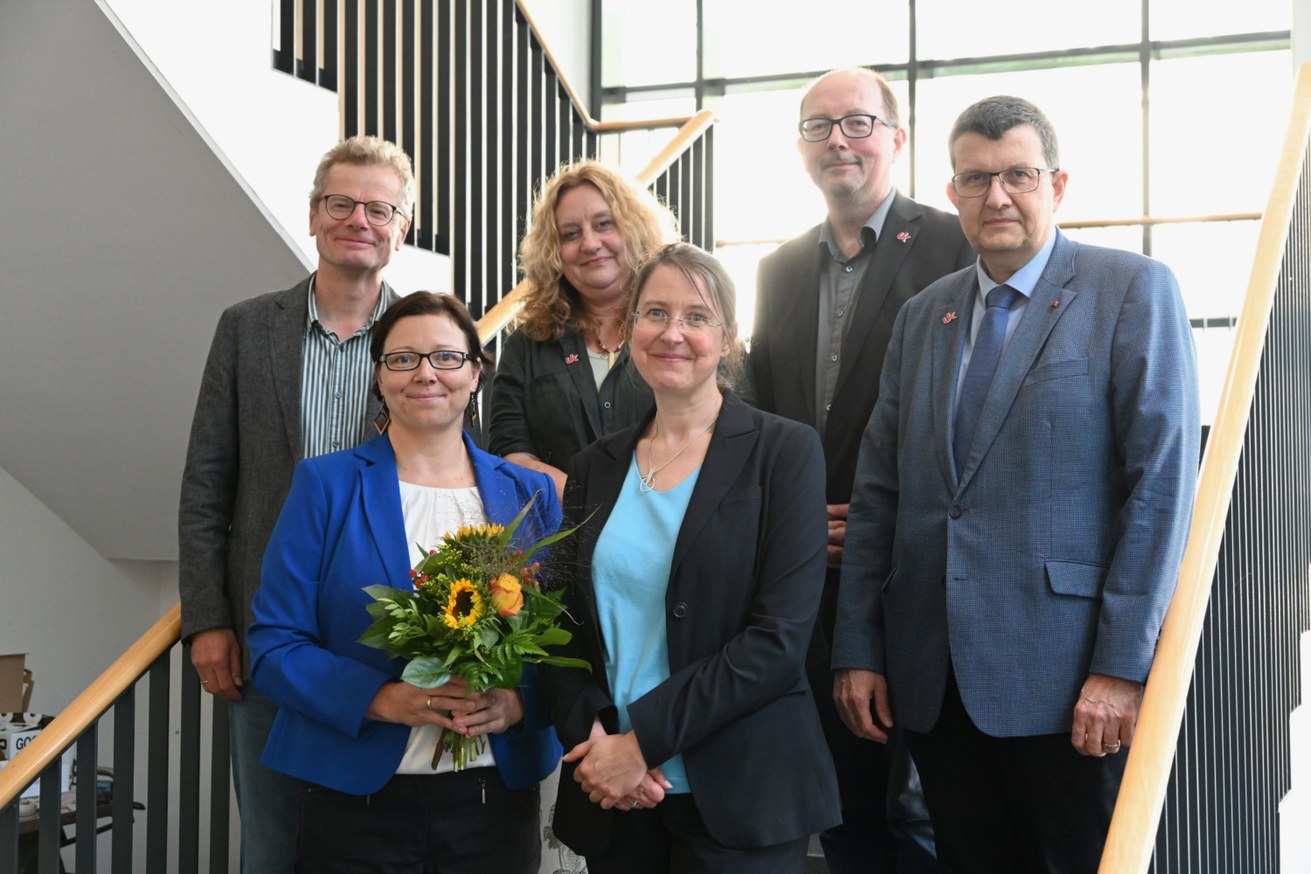 Prof. Dr. Nadine Dittert (unten links) und Prof. Dr. Silke Stroh (unten rechts) mit Prodekan Prof. Dr. Jürgen Boomgarden (hinten links), der Vizepräsidentin für Forschung und Transfer Prof. Dr. Claudia Quaiser-Pohl, Dekan Prof. Dr. Ralf Lämmel und Universitätspräsident Prof. Dr. Stefan Wehner. Bild: Universität Koblenz / Liane Pohl