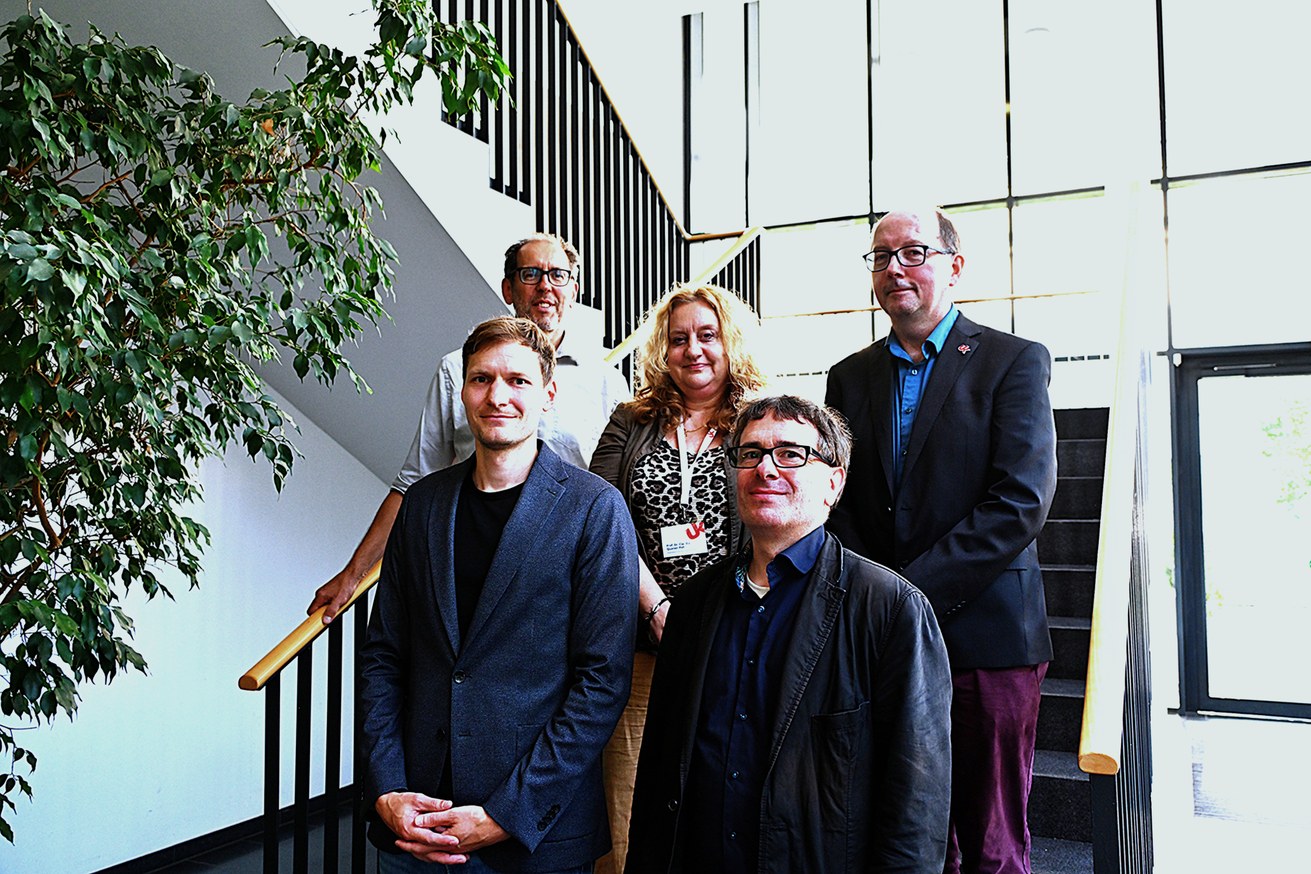 Prof. Dr. Martin Siebenborn (vorne links) und Prof. Dr. Stefan Bosse (vorne rechts) mit Prof. Dr. Michael Hinze, geschäftsführender Leiter des Mathematischen Instituts, (hinten links), der Vizepräsidentin für Forschung und Transfer Prof. Dr. Claudia Quaiser-Pohl und Dekan Prof. Dr. Ralf Lämmel (hinten rechts). Bild: Universität Koblenz / Tamina Hommer
