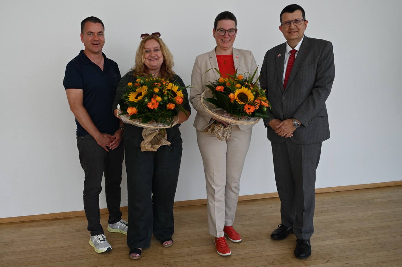 Die Vizepräsidentin für Forschung und Transfer, Prof. Dr. Claudia Quaiser-Pohl (Mitte l.), und die Vizepräsidentin für Studium und Lehre, Prof. Dr. Constanze Juchem-Grundmann (Mitte re.), bleiben für eine weitere Amtszeit Teil des Präsidiums der Universität Koblenz (im Bild mit Präsident Prof. Dr. Stefan Wehner (re.) und Kanzler Michael Ludewig). Der Senat der Universität bestätigte beide Wissenschaftlerinnen in seiner Sitzung am 15. Juli 2026 mit deutlicher Mehrheit in ihren Ämtern. (Bild: uk)