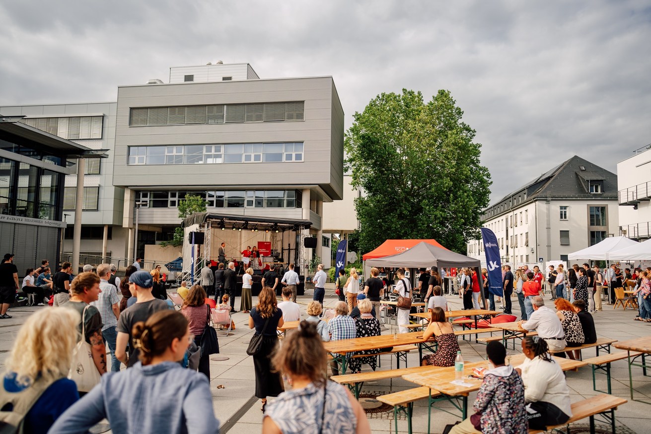 Treffpunkt Campus Metternich: Tolle Stimmung und ein Spitzenprogramm auf der Nacht der Forschung. Am 8. Juli waren die Türen der Uni Koblenz für alle Forschungsbegeisterten geöffnet. (Foto: Zimpfer Media)