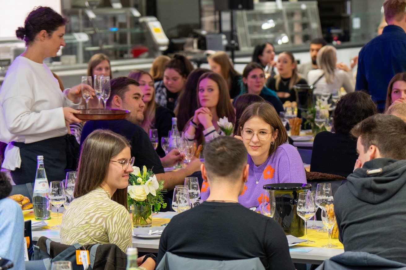 Die Studierenden genossen die Weinprobe sehr. Foto: Hochschule Koblenz / Martin Lisek