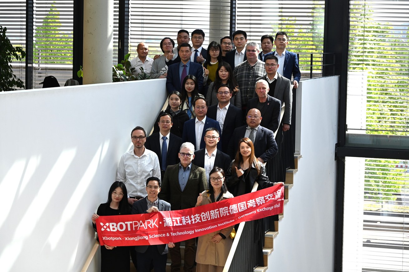 Eine chinesische Delegation aus Wissenschaft, Forschung und Wirtschaft tauschte sich mit dem Fachbereich 4: Informatik der Universität Koblenz aus. Foto: Sebastian Heinz / Universität Koblenz