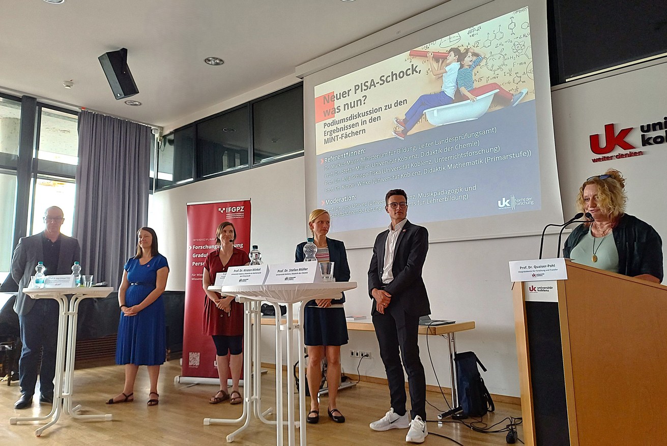 Prof. Dr. Claudia Quaiser-Pohl (re.), Vizepräsidentin für Forschung und Transfer der Universität Koblenz, begrüßt die anwesenden Zuhörer*innen der Podiumsdiskussion zur PISA-Misere. Bild: Universität Koblenz