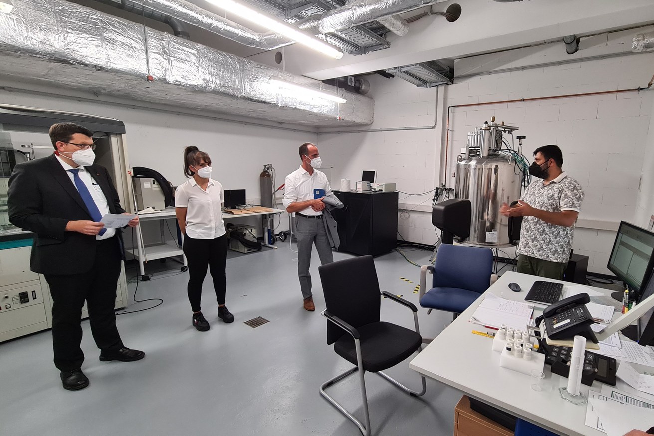 Wissenschaftsminister Clemens Hoch (3. von links) lässt sich die Forschungsanlagen und -ergebnisse im Bereich Keramik an der Universität in Koblenz demonstrieren. Mit dabei: Prof. Stefan Wehner (von links), Anita Razavi und Dr. rer. nat. Ali Masoudi Alavi. Foto: Dr. Dennis Maxeiner