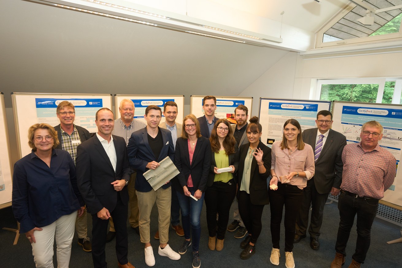 TeilnehmerInnen und BesucherInnen tauschen sich mit Minister Clemens Hoch (3. von links) im Rahmen einer Posterausstellung im Hotel Zugbrücke in Grenzau aus. Bild: HS Koblenz / Thomas Frey