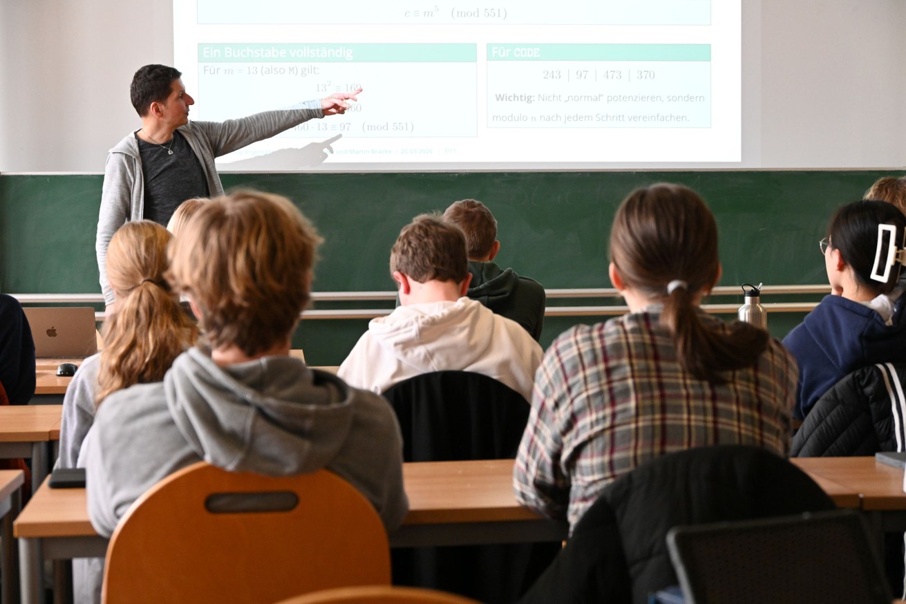 Hochmotvierte Schüler*innen im Workshop. Bild: Universität Koblenz / Felix Schlief