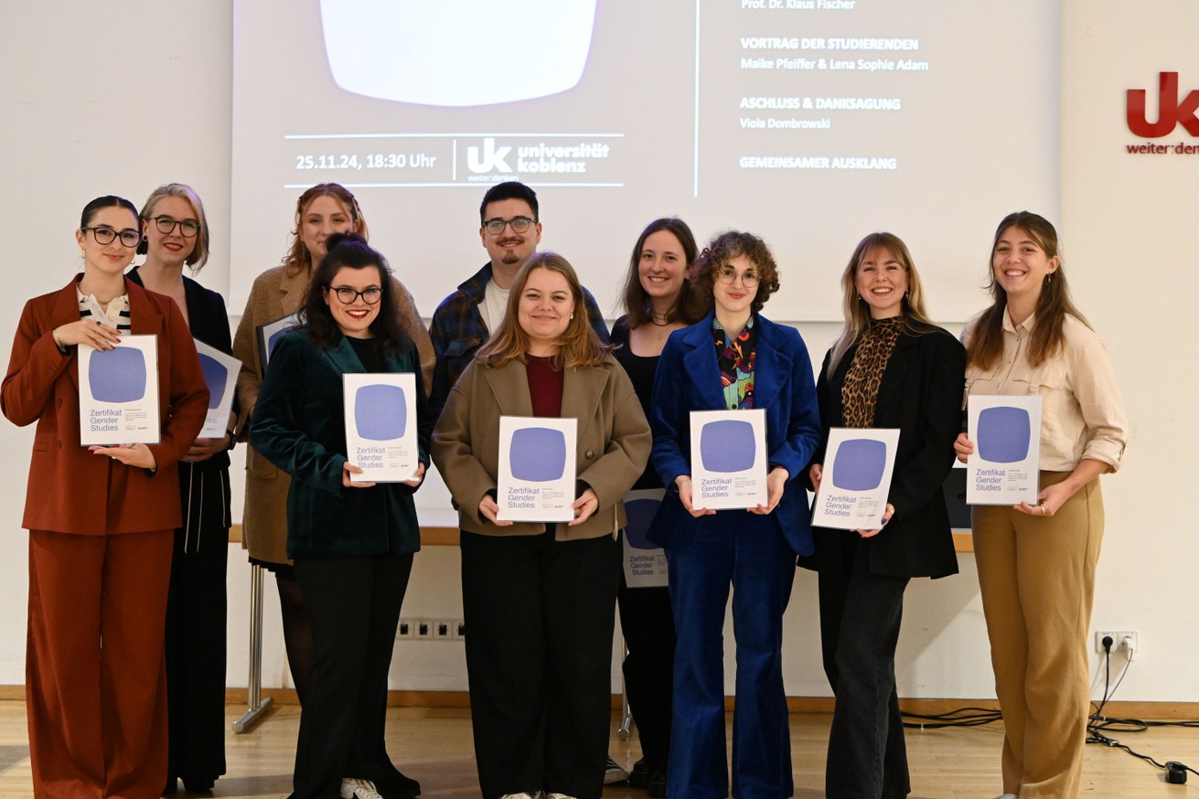 Die Absolvent*innen des Zertifkatsprogramms Gender Studies (v. l. n. r.): (hintere Reihe) Eva Heuft, Celina Wagner, Alexander Czernia, Lucy Pluymakers; (vordere Reihe) Patricia Angelone, Jolina Weishäupl, Anja Seiter, Chiara Roma, Maike Pfeiffer, Sandra Strack. Bild: Universität Koblenz / Liane Pohl