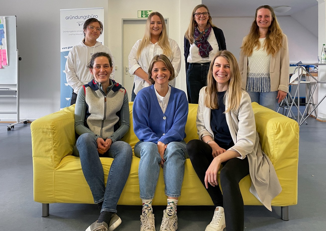 Sechs gründungsinteressierte Frauen erhalten ein Jahr lang eine Förderung durch die Universität. Oben v.l.n.r.: Natalia Manaew, Teresa Schardt, Dr. Kornelia van der Beek (Gründungsbüro), Sophie Huber. Unten v.l.n.r.: Frederike Jackel, Laura Letschert und Jaqueline Kastenholz. Bild: Universität Koblenz