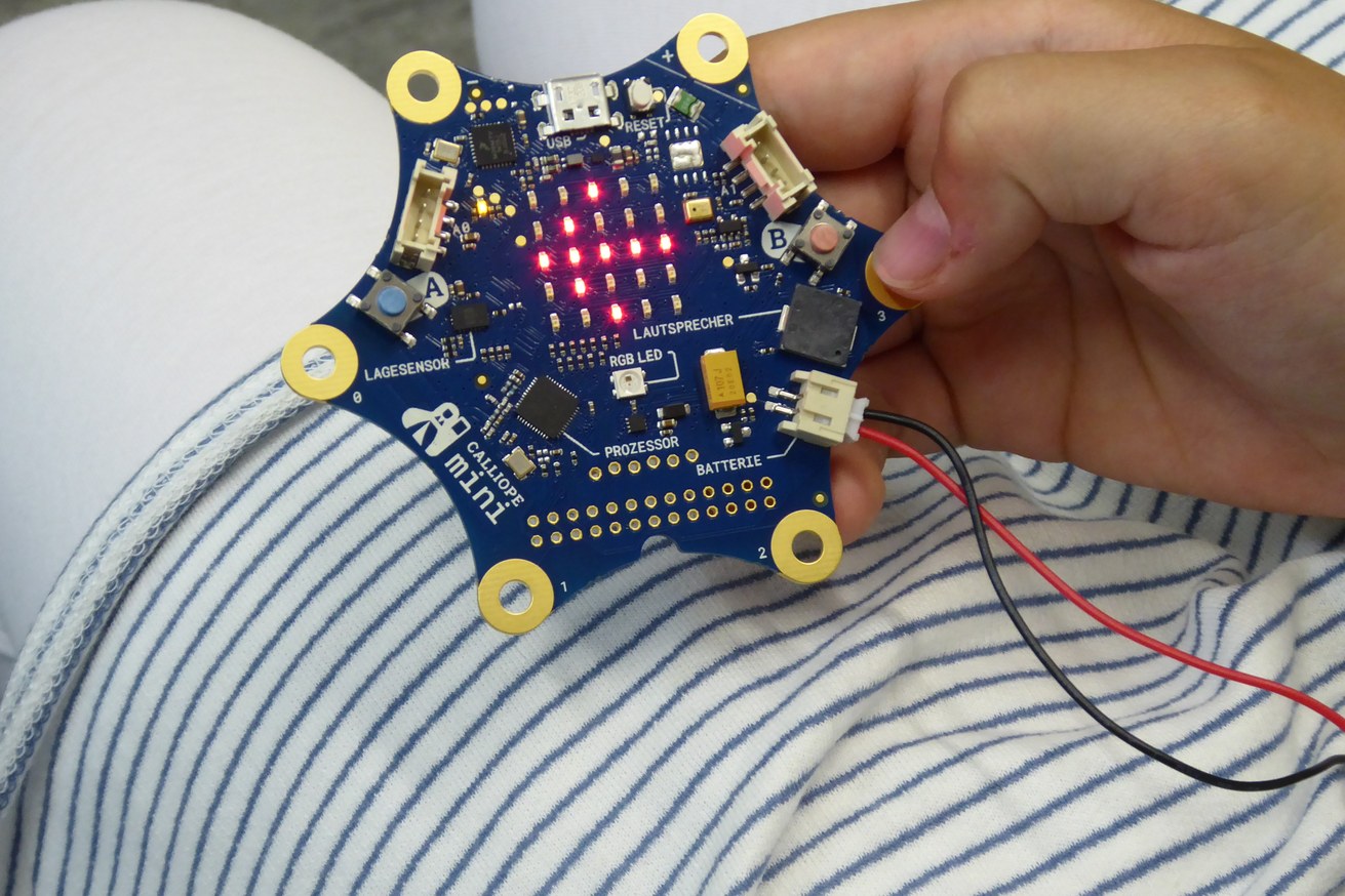 Am Zukunftstag können Jungen und Mädchen mit dem Mikrokontroller Calliope coden und programmieren. Bild: Universität Koblenz