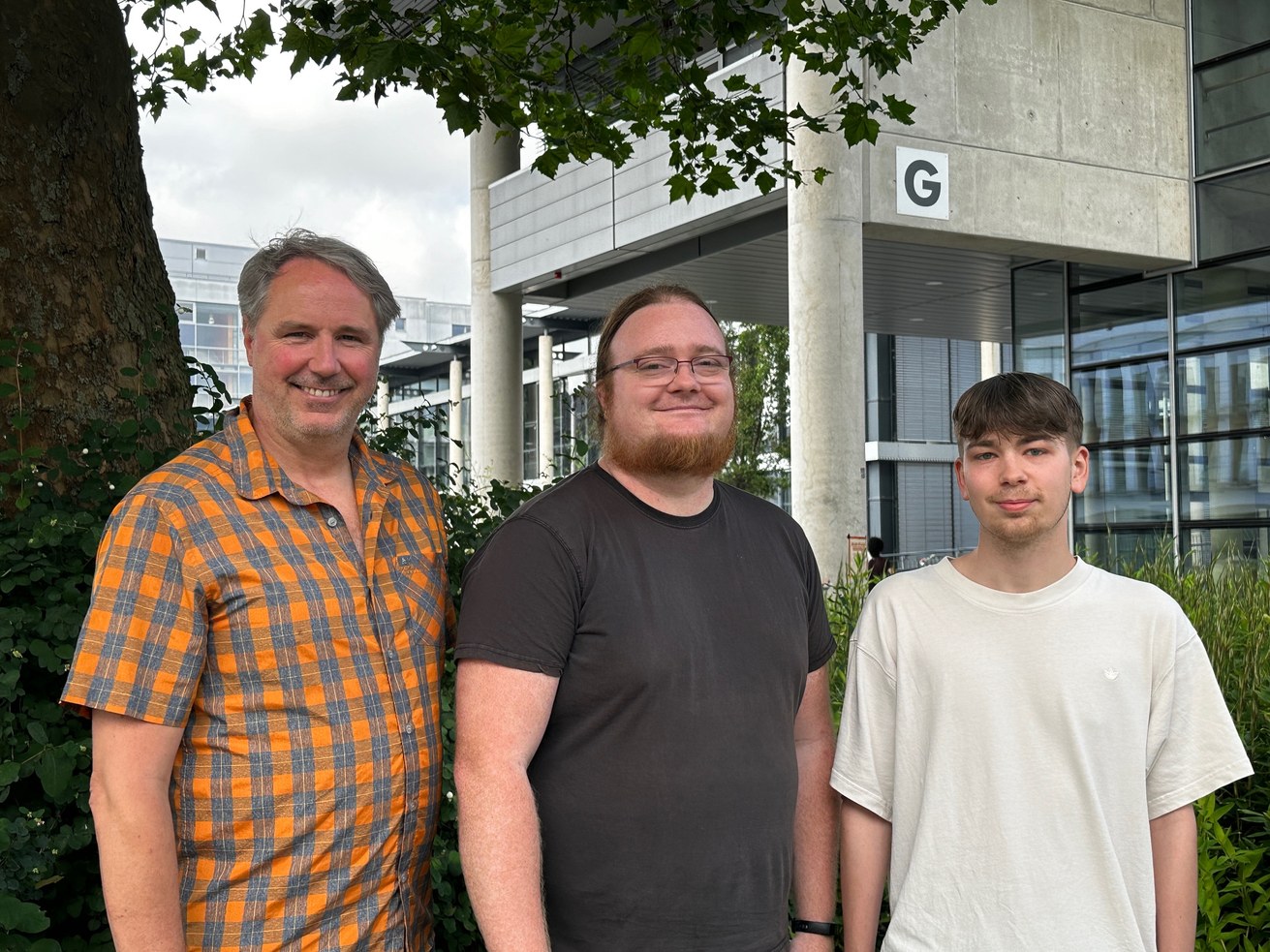 V.l.n.r.: Der Ausbildungsbeauftragte Ralf Gillmann mit den beiden neuen Auszubildenden Lukas Christmann und Luca B.. Bild: Universität Koblenz / Judith Böseke