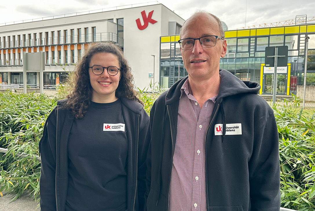 Für die technikcamps ein Jahr als Bundesfreiwilligendienstler („Bufdis“) im Einsatz: Sandhia Lossie und Marcus Thielmann. Bild: Christoph Asche/Universität Koblenz