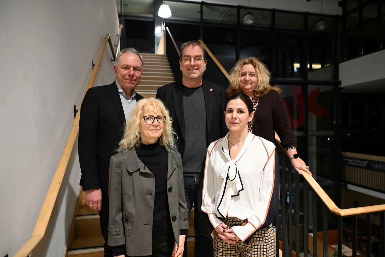 Vorne v. l. n. r.: Prof. Dr. Sabine Nover und Prof. Dr. Katharina Fürholzer. Hinten v. l. n. r.: Prof. Dr. Dr. h. c. Stefan Neuhaus, Prof. Dr. Oliver Dimbath und Vizepräsidentin Prof. Dr. Claudia Quaiser-Pohl. Bild: Universität Koblenz / Liane Pohl