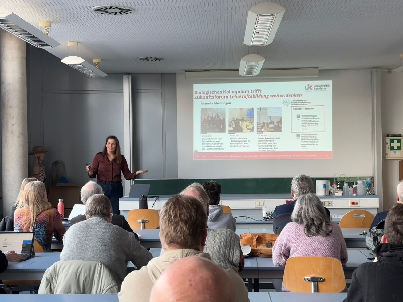 Prof. Dr. Finja Grospietsch, Leiterin der Arbeitsgruppe Didaktik der Biologie an der Universität Koblenz, referiert im Forschungskolloquium Lehrkräftebildung weiter:denken. Bild: Universität Koblenz / Julia Schätzlein