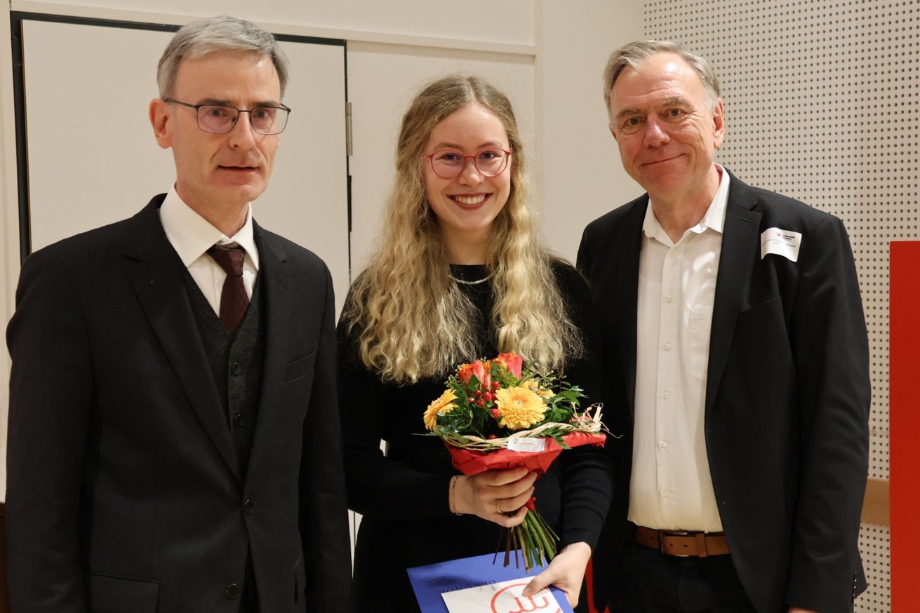 von links: Prof. Dr. Rainer Schwindt, Jana Katharina Dahm, Prof. Dr. Dr. h. c. Stefan Neuhaus