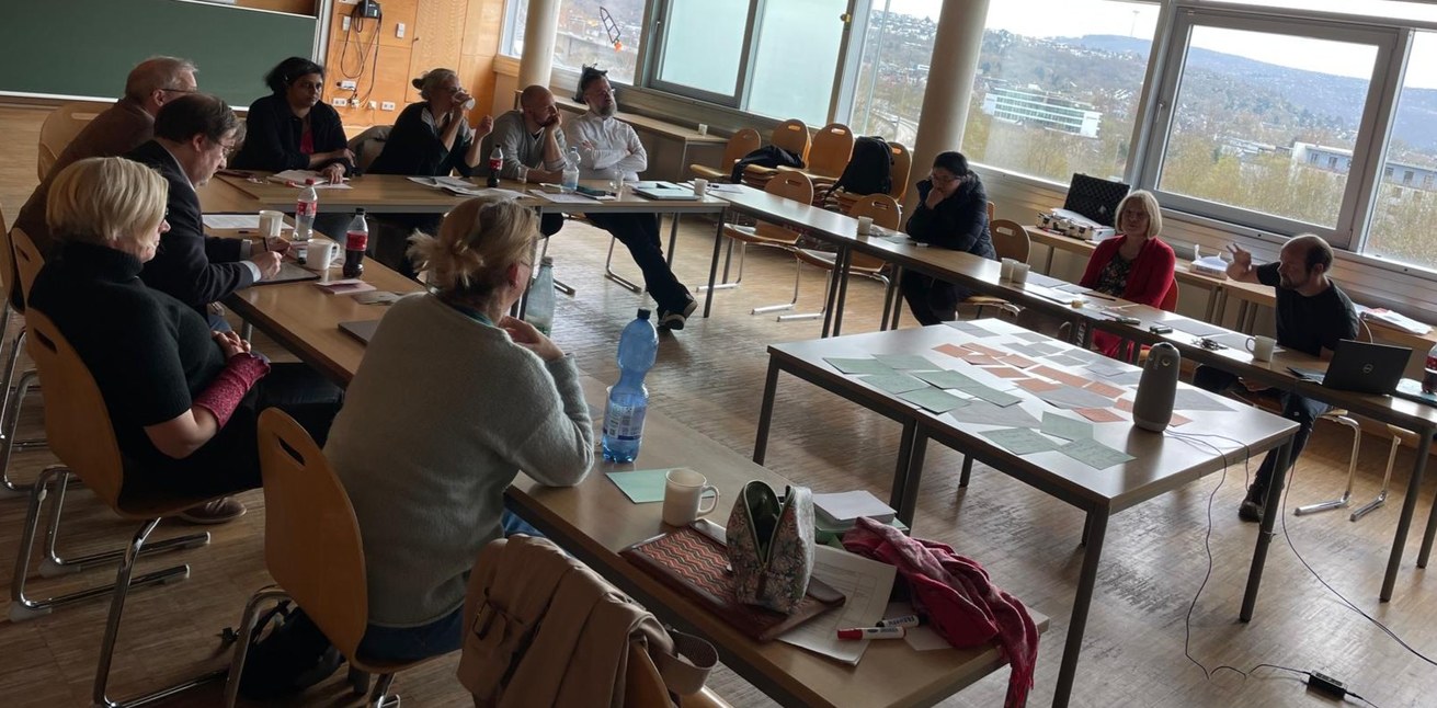 Netzwerkmitglieder und Koblenzer Kollegen im Austausch. Von links: Prof. Wiebke Lohfeld, Prof. Andreas Ackermann, Prof. Josh Edelmann, Dr. Iswarya V., Dr. Natalie Giele, Prof. Isabella Schwaderer, Tom Sojer, Dr. David Olszynski, Dr. Riyako Hikota, Prof. Angela Kaupp, Dr. Christian Kern