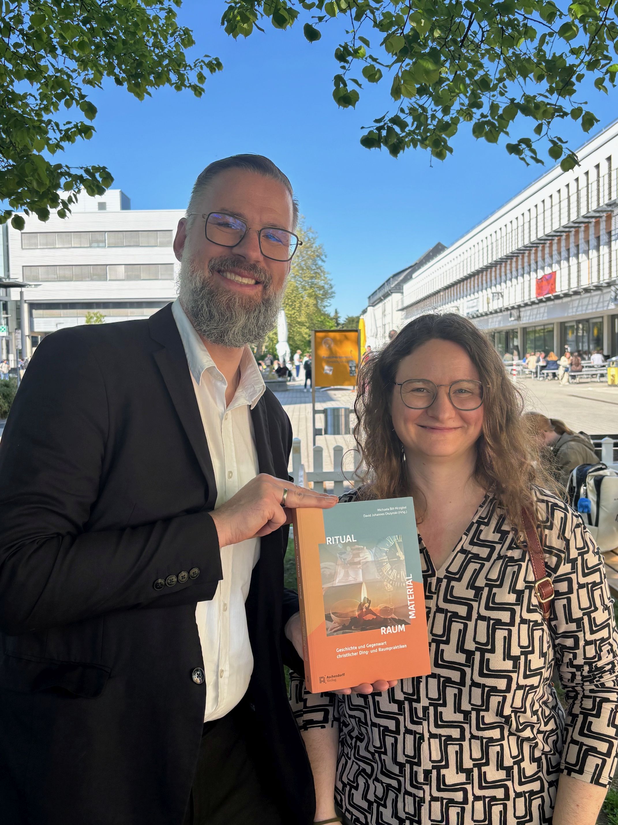 Dr.Olszynski und Dr.Bill-Mrziglod mit ihrer neuen Veröffentlichung